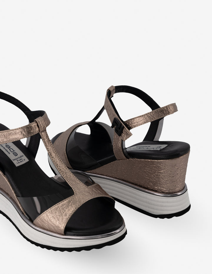 Sandalia de cuña en piel metalizada y vinilo negro para mujer