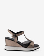 Sandalia de cuña en piel metalizada y vinilo negro para mujer