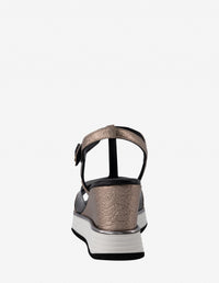 Sandalia de cuña en piel metalizada y vinilo negro para mujer