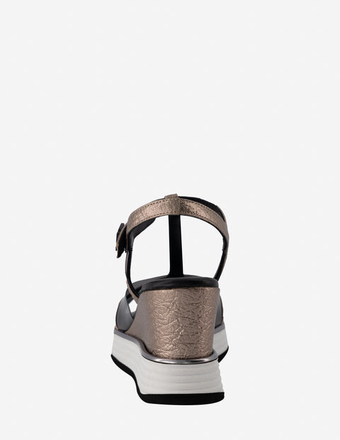 Sandalia de cuña en piel metalizada y vinilo negro para mujer