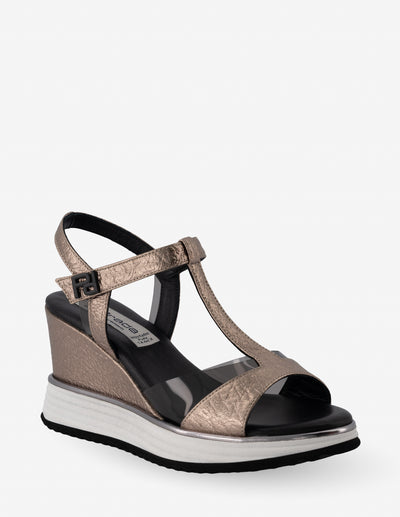 Sandalia de cuña en piel metalizada y vinilo negro para mujer