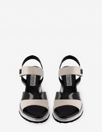 Sandalia de cuña en piel color hueso y vinilo negro para mujer