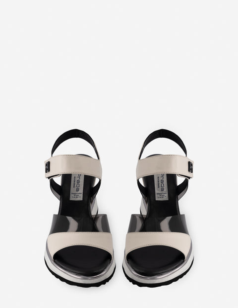 Sandalia de cuña en piel color hueso y vinilo negro para mujer