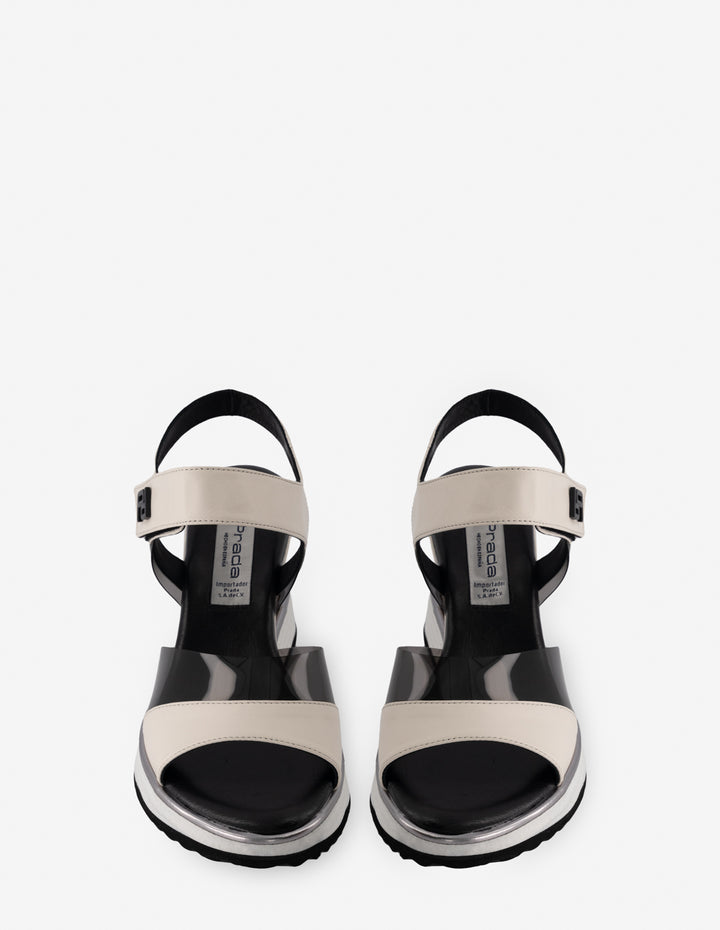 Sandalia de cuña en piel color hueso y vinilo negro para mujer