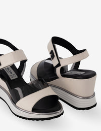 Sandalia de cuña en piel color hueso y vinilo negro para mujer