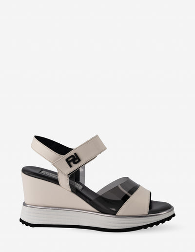 Sandalia de cuña en piel color hueso y vinilo negro para mujer