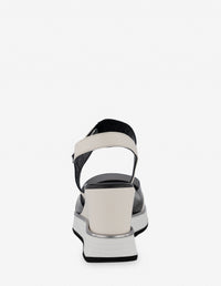 Sandalia de cuña en piel color hueso y vinilo negro para mujer