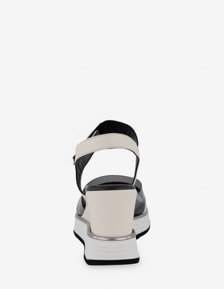 Sandalia de cuña en piel color hueso y vinilo negro para mujer