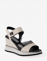 Sandalia de cuña en piel color hueso y vinilo negro para mujer