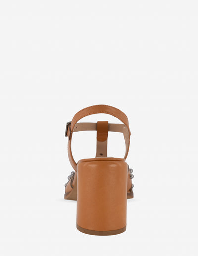 Sandalia tipo cangrejera con estoperoles en charol color naranja para mujer