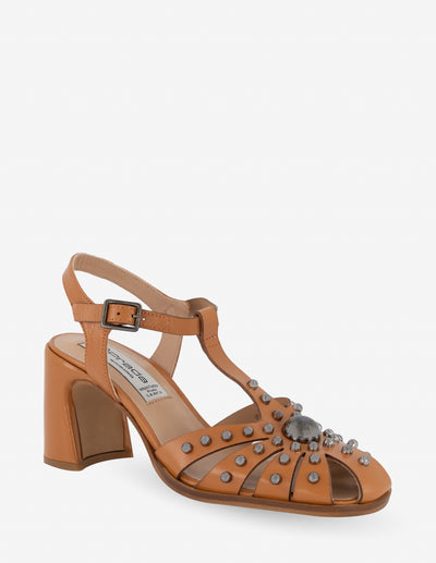 Sandalia tipo cangrejera con estoperoles en charol color naranja para mujer