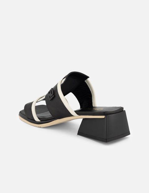 Mule de piel color negro para mujer con contraste en color blanco