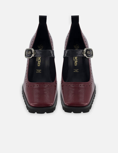 Zapatilla con pulsera de piel tipo mercedes color vino para mujer