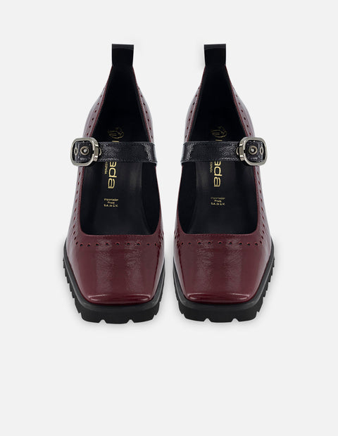 Zapatilla con pulsera de piel tipo mercedes color vino para mujer