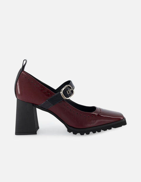 Zapatilla con pulsera de piel tipo mercedes color vino para mujer
