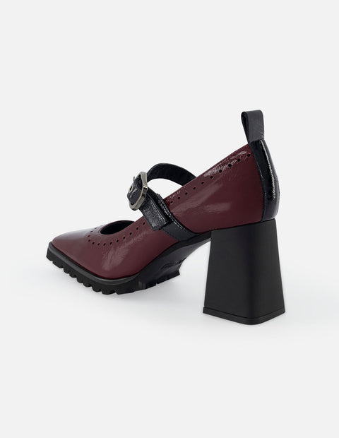 Zapatilla con pulsera de piel tipo mercedes color vino para mujer