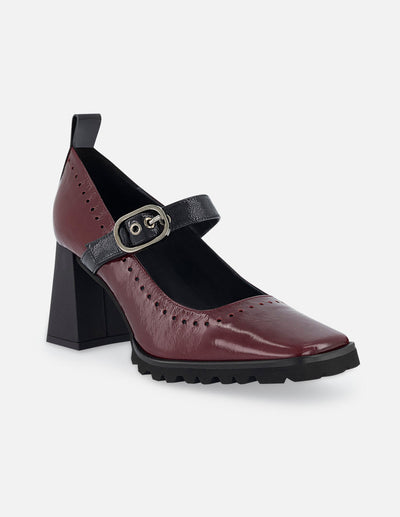 Zapatilla con pulsera de piel tipo mercedes color vino para mujer
