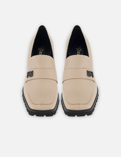 Mocasín de piel color beige para mujer con grabado Pd