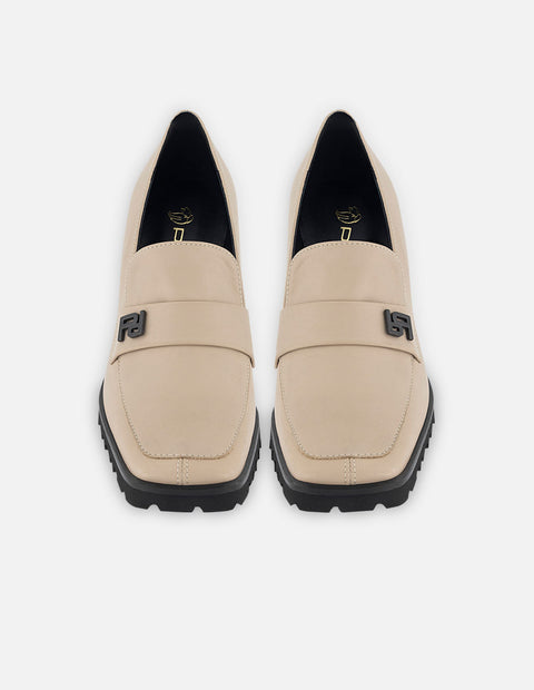Mocasín de piel color beige para mujer con grabado Pd