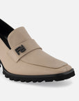 Mocasín de piel color beige para mujer con grabado Pd