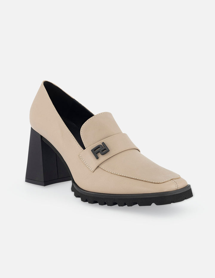 Mocasín de piel color beige para mujer con grabado Pd