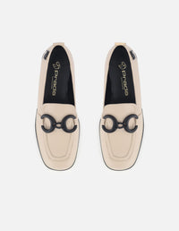 Mocasín de piel color arena para mujer y detalle de hebilla