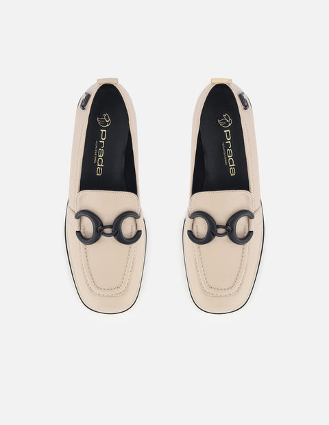 Mocasín de piel color arena para mujer y detalle de hebilla