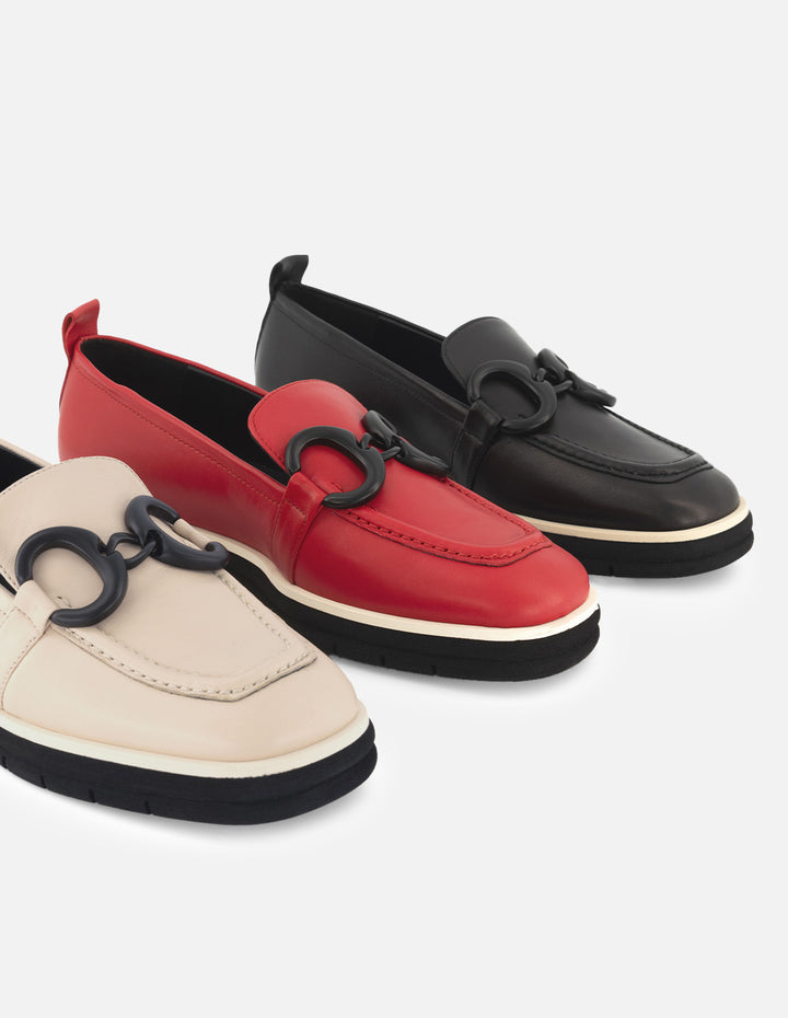 Mocasín de piel color negro para mujer y detalle de hebilla