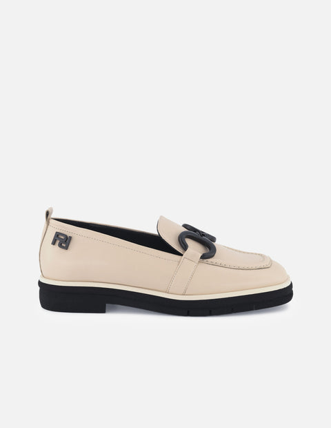 Mocasín de piel color arena para mujer y detalle de hebilla