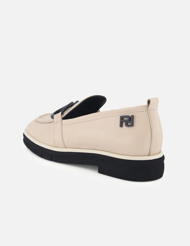 Mocasín de piel color arena para mujer y detalle de hebilla