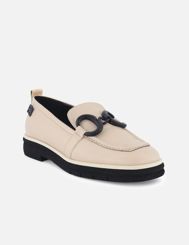 Mocasín de piel color arena para mujer y detalle de hebilla