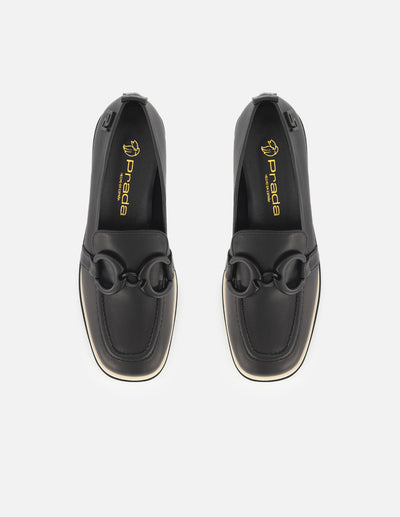 Mocasín de piel color negro para mujer y detalle de hebilla