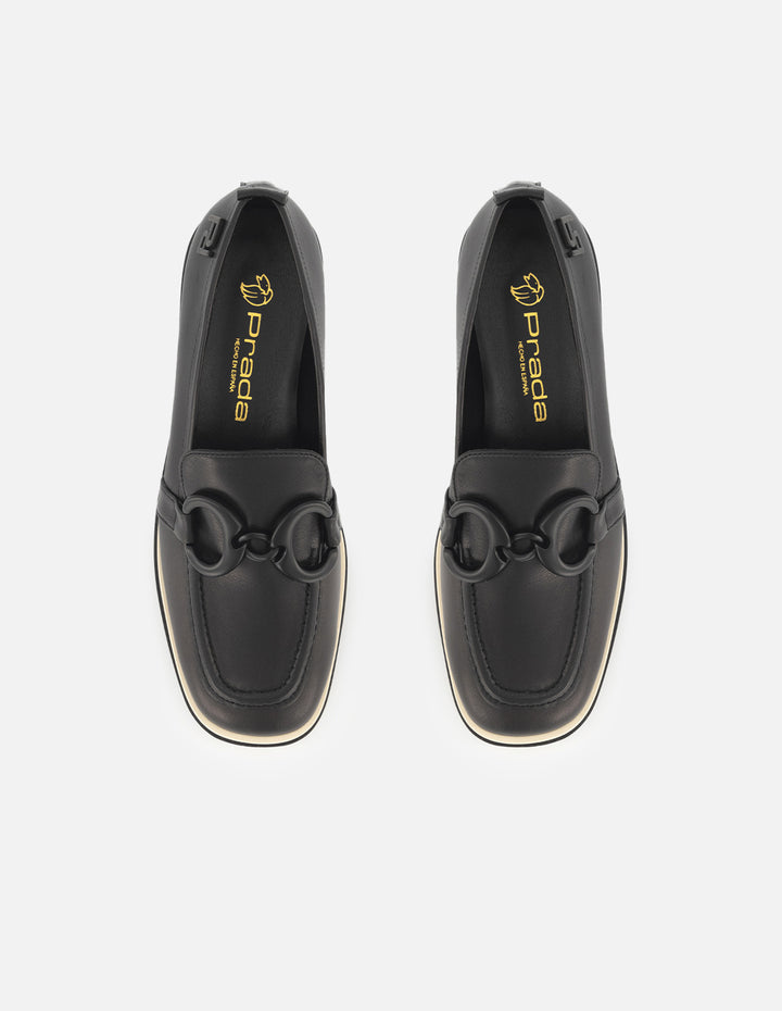 Mocasín de piel color negro para mujer y detalle de hebilla