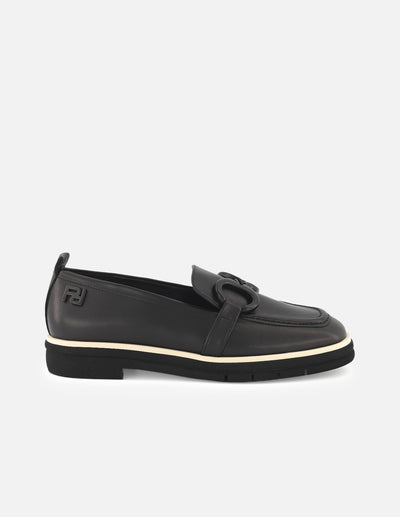 Mocasín de piel color negro para mujer y detalle de hebilla