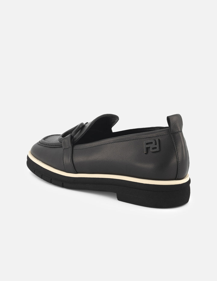 Mocasín de piel color negro para mujer y detalle de hebilla