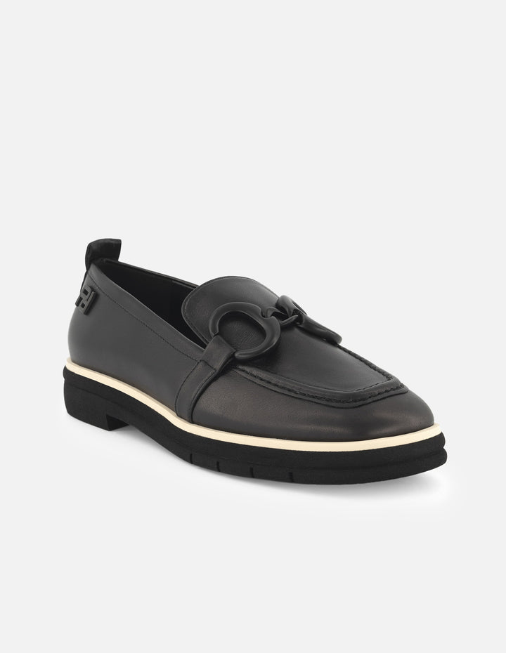 Mocasín de piel color negro para mujer y detalle de hebilla
