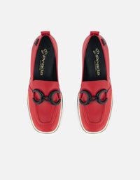 Mocasín de piel color rojo para mujer y detalle de hebilla