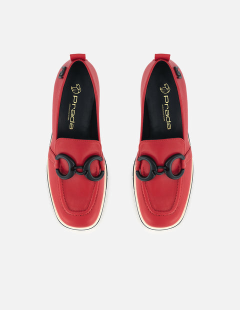 Mocasín de piel color rojo para mujer y detalle de hebilla