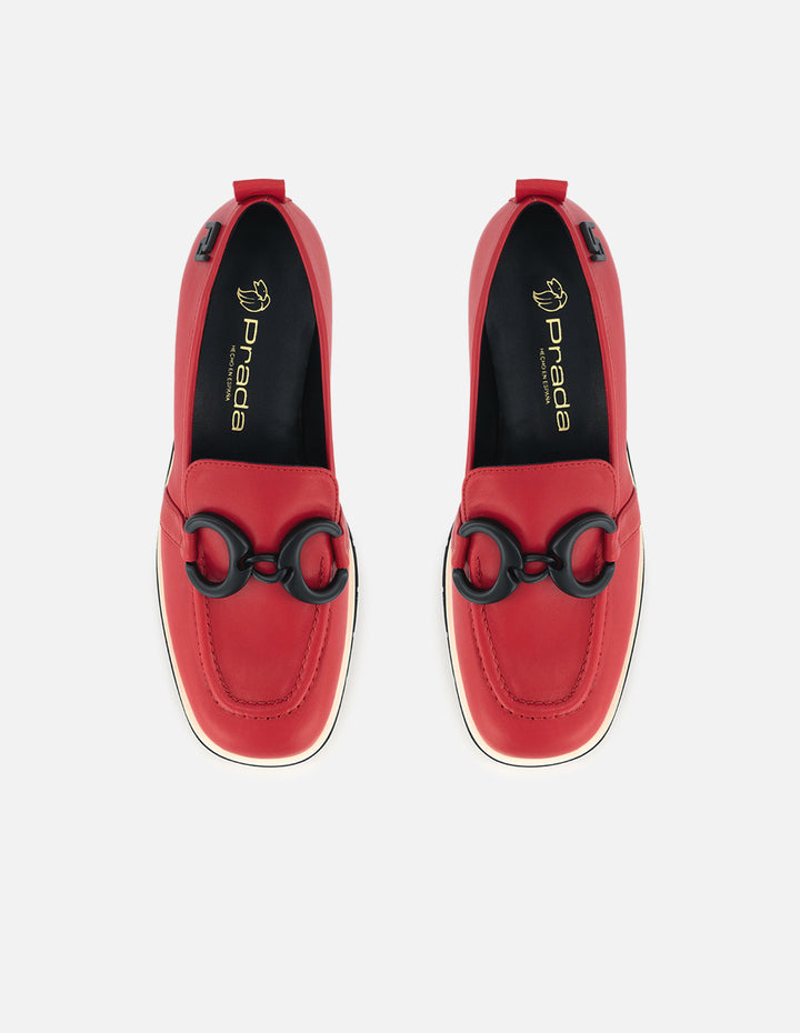 Mocasín de piel color rojo para mujer y detalle de hebilla