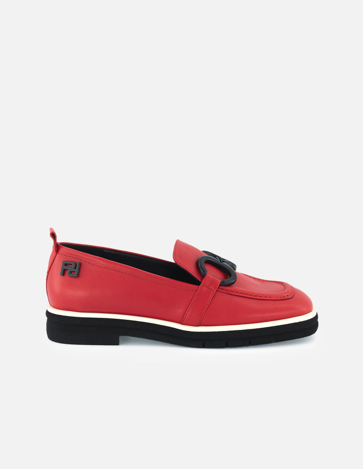 Mocasín de piel color rojo para mujer y detalle de hebilla