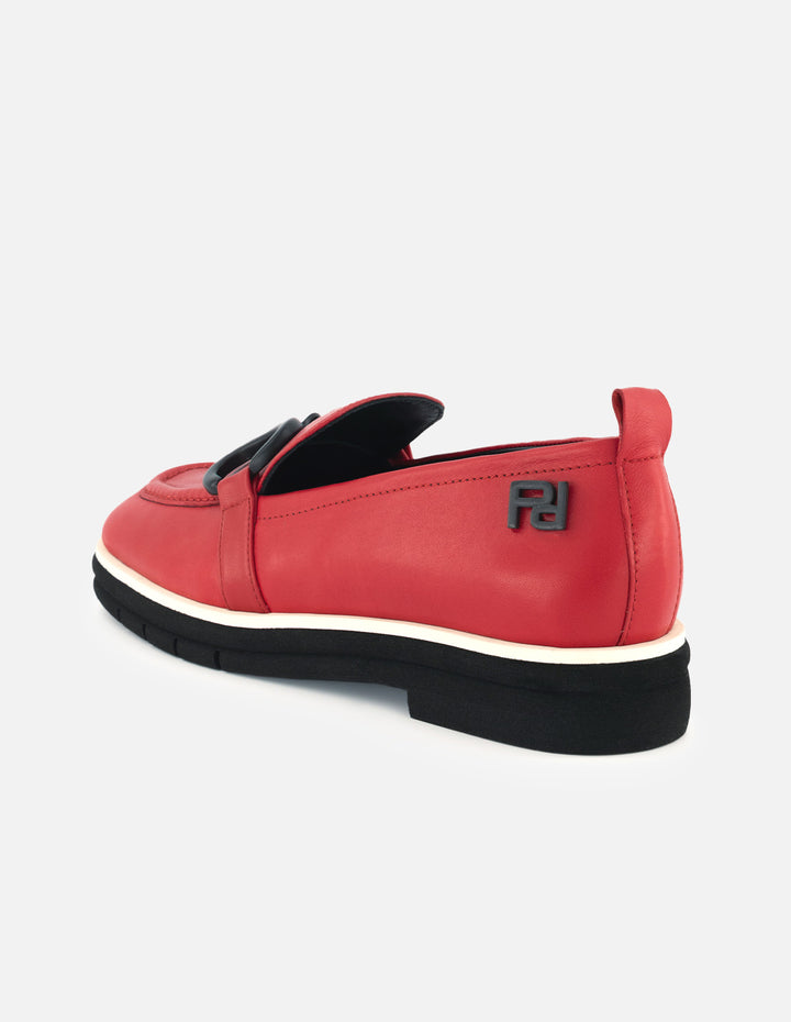 Mocasín de piel color rojo para mujer y detalle de hebilla