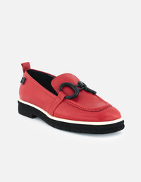 Mocasín de piel color rojo para mujer y detalle de hebilla