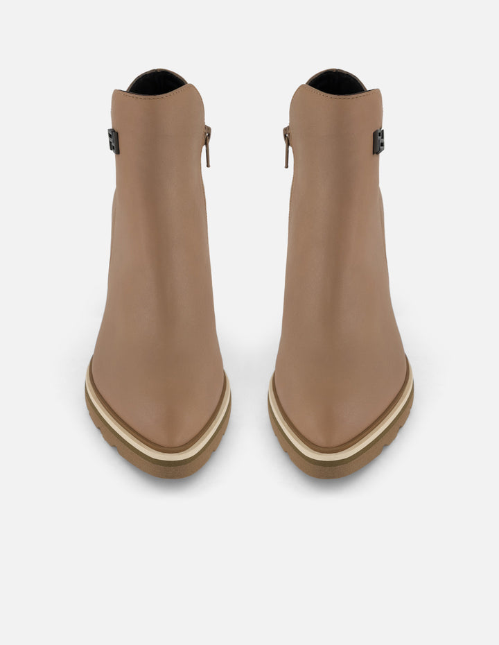 Botín de piel napa color topo para mujer con charms