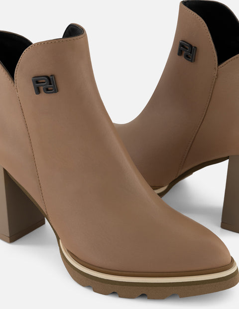 Botín de piel napa color topo para mujer con charms