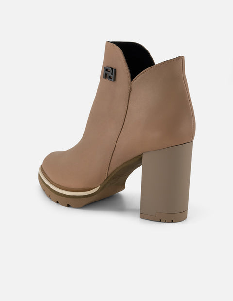 Botín de piel napa color topo para mujer con charms