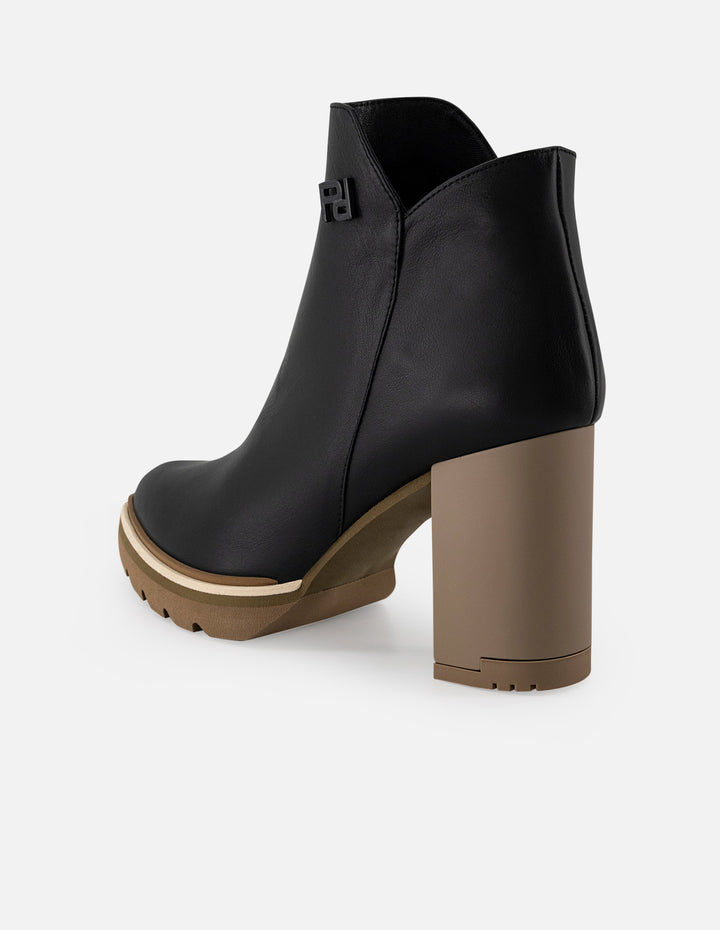 Botín de piel napa color negro para mujer con charms