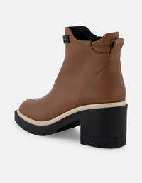 Botín de piel napa color caoba para mujer con contraste blanco