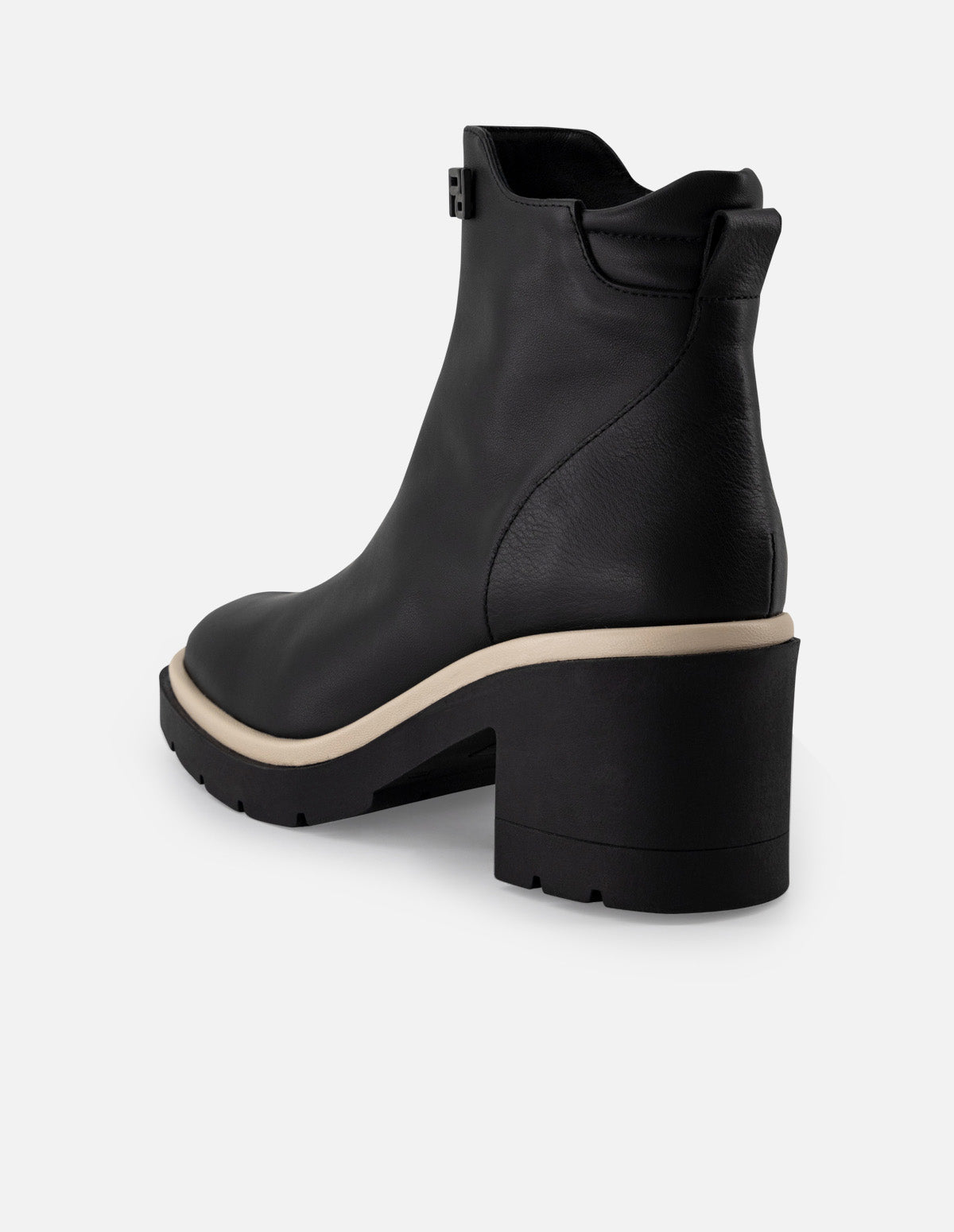 Botín de piel napa color negro para mujer con contraste blanco