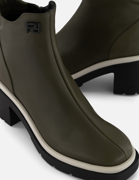 Botín de piel napa color caoba para mujer con contraste blanco