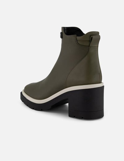 Botín de piel napa color caoba para mujer con contraste blanco